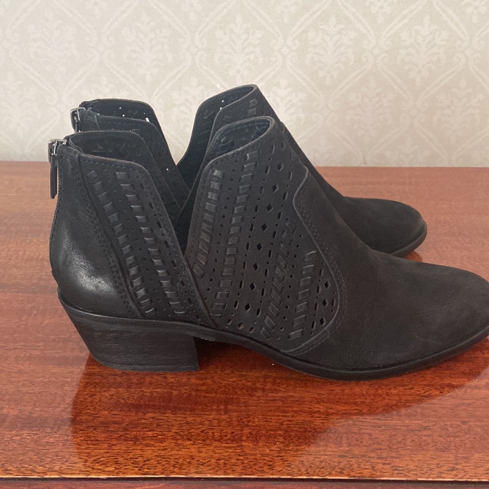 NWT Vince Camuto Prasata Bootie - Picture 4 of 7